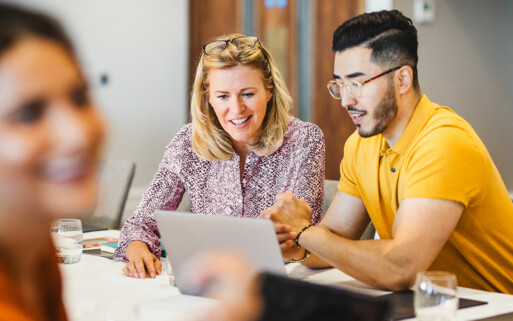 Zusammenarbeit am Schreibtisch