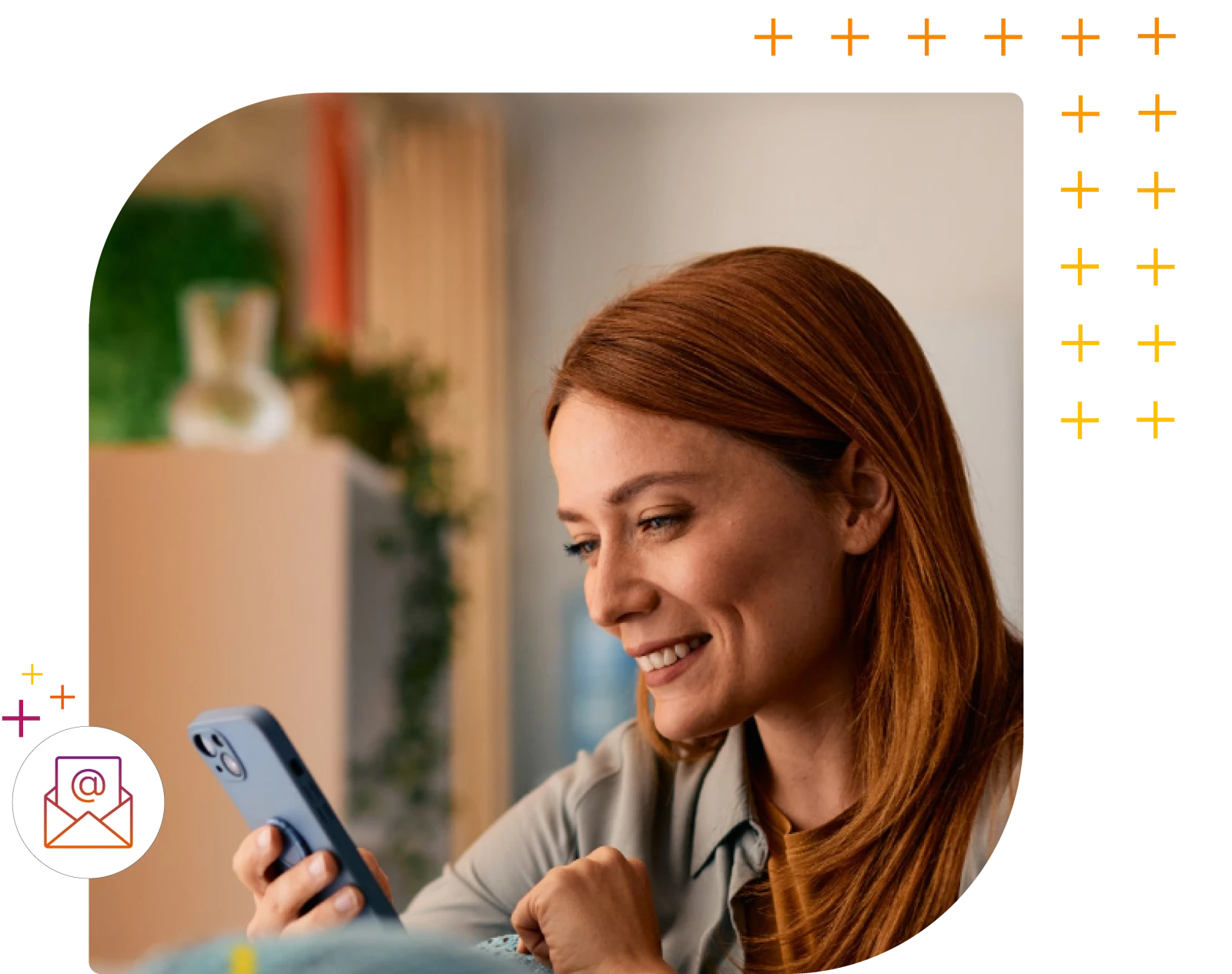 Hände einer Person mit Stift beim Arbeiten an einem Laptop und Papieren