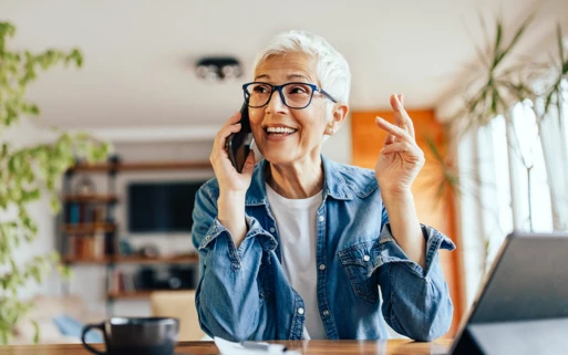 Person führt ein Telefonat im Homeoffice
