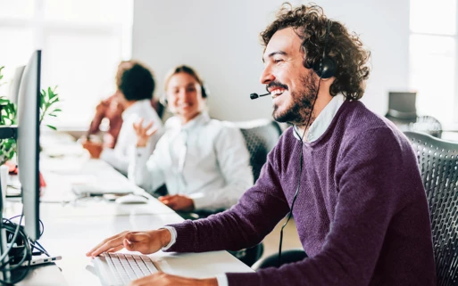 Personen im Callcenter kommunizieren am Computer