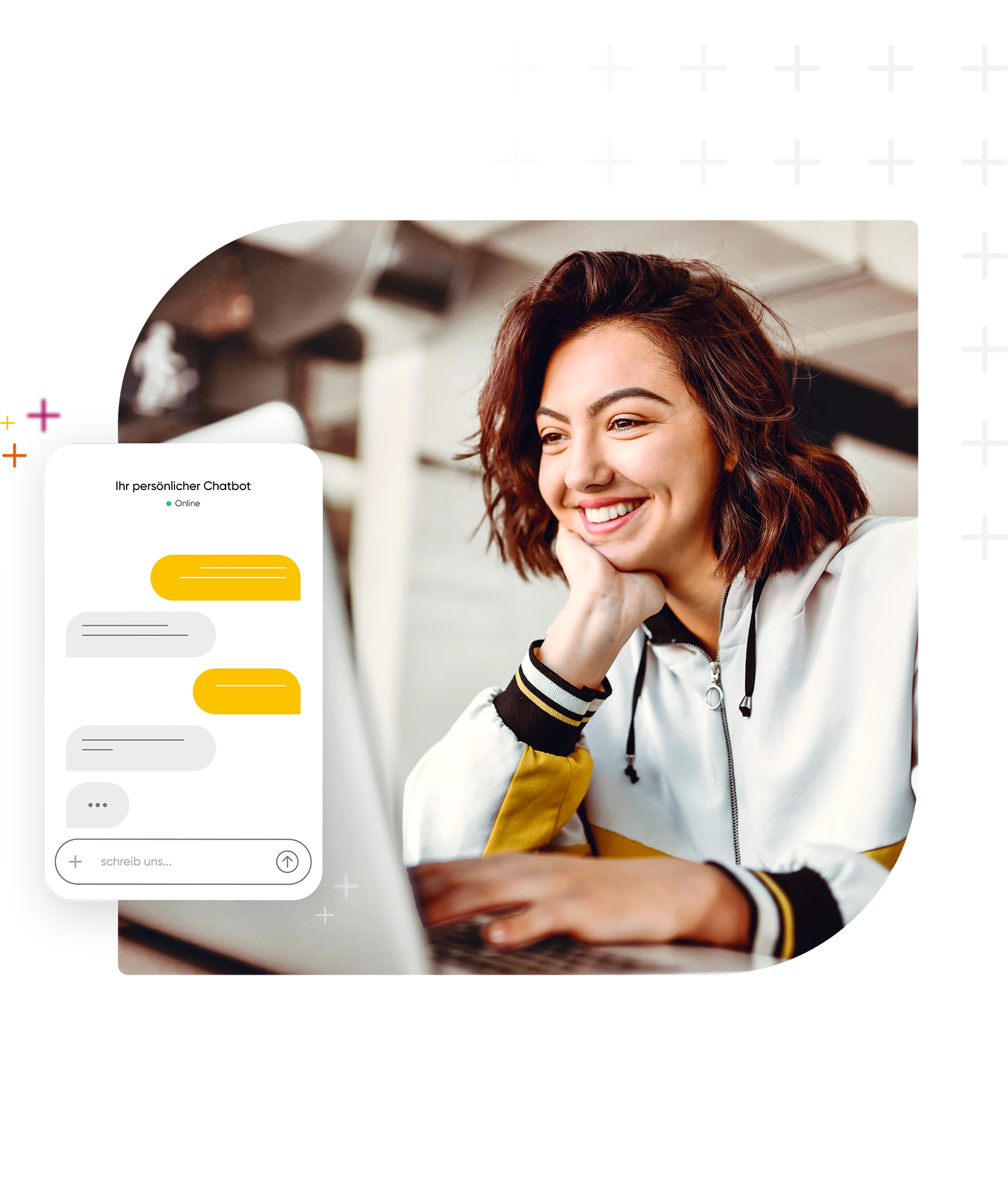 Lächelnde Person nutzt einen Laptop für ein Chatbot-Gespräch
